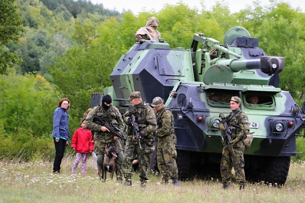Součástí ukázek byla i samohybná houfnice Dana