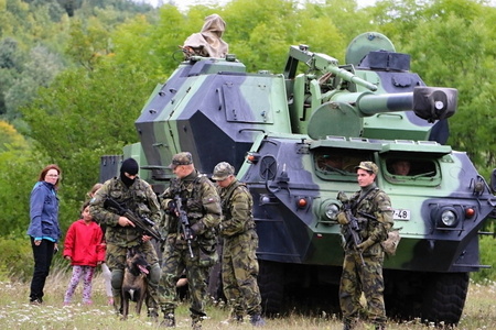 Děti na Doupov lákala technika i reálné cvičení 71. mechanizovaného praporu