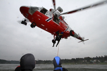 Podívejte se na foto a video: Vojáci ze Kbel trénovali na Hracholuskách záchranu z vody