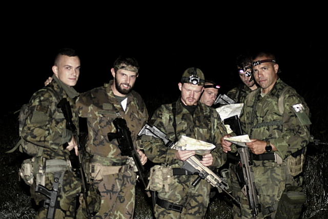 Soutěžní hlídka během nočního orientačního přesunu.