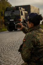 Specialisté na sociální média zaznamenávají průběh cvičení