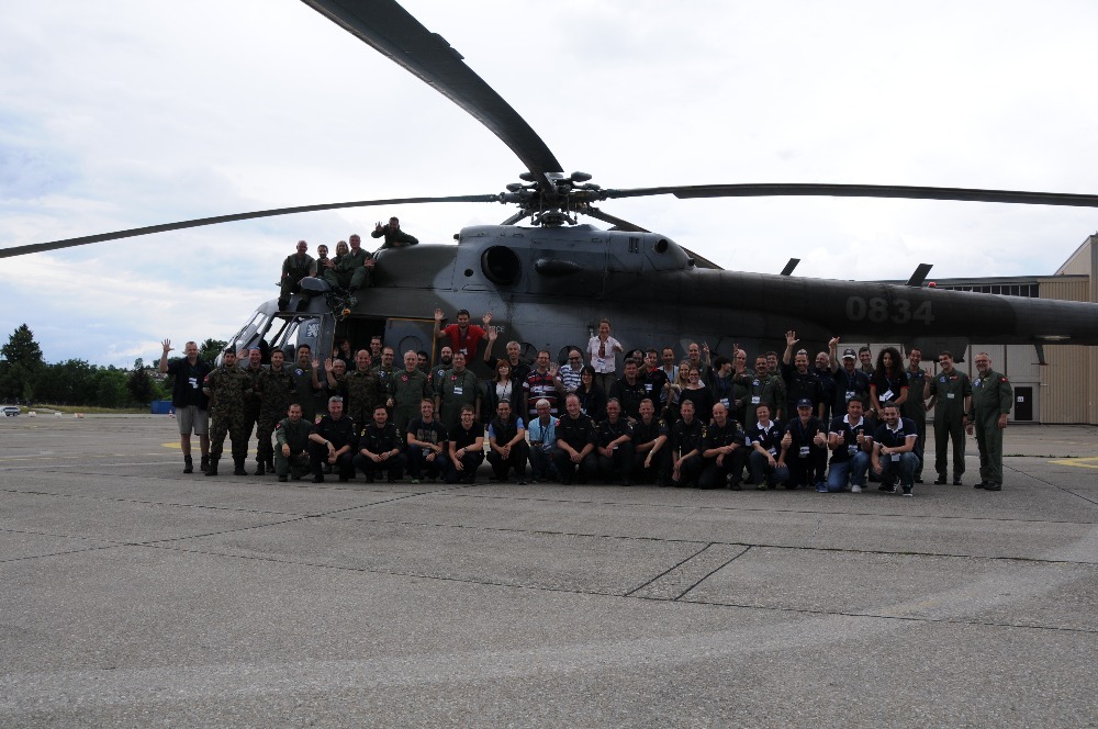 Společná fotografie týmů u našeho vrtulníku Mi-17