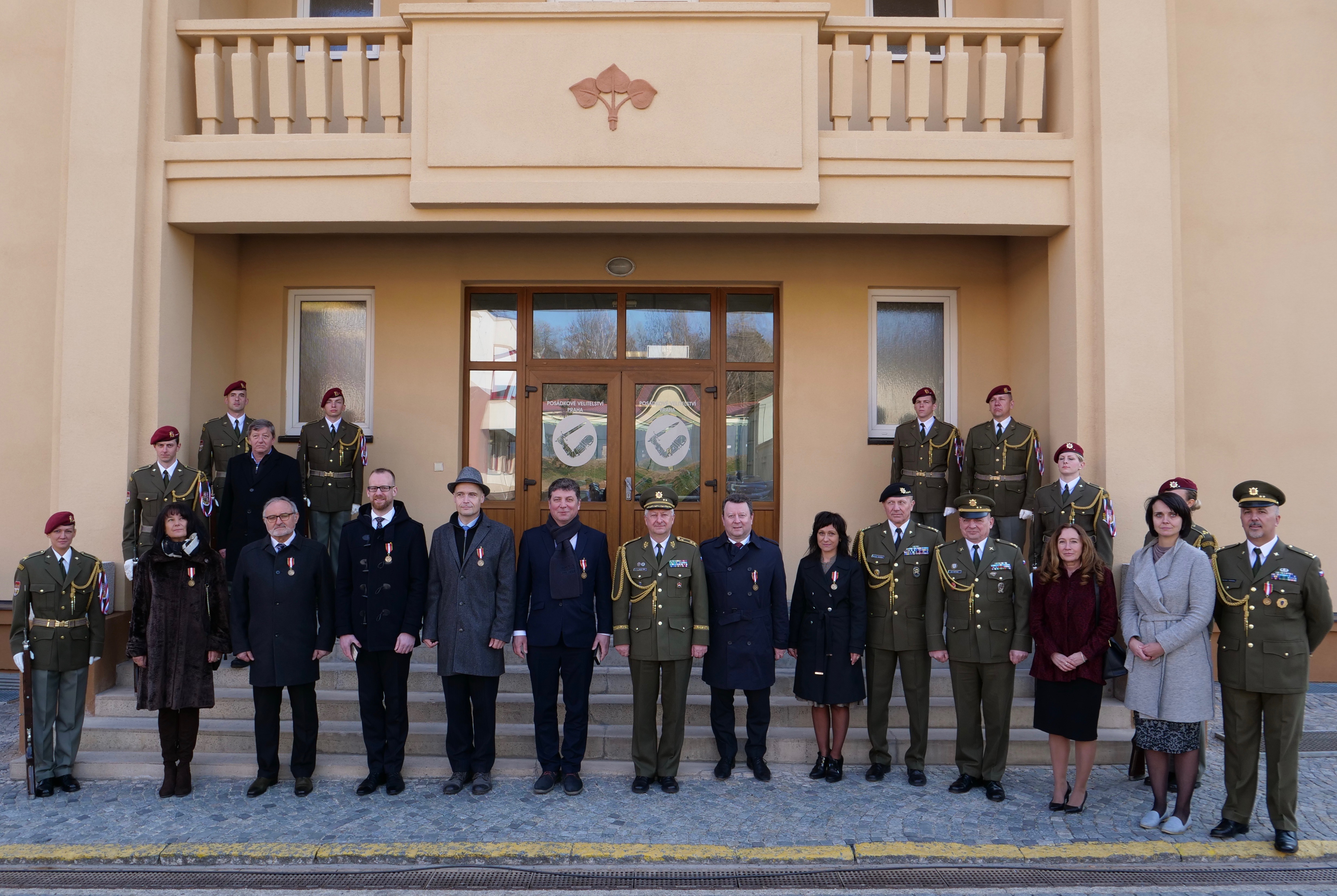 Společné foto oceněných a významných hostů s generálmajorem Zůnou