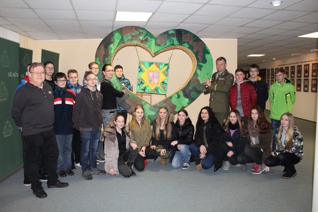 Společné foto při předání Srdce pro české vojáky