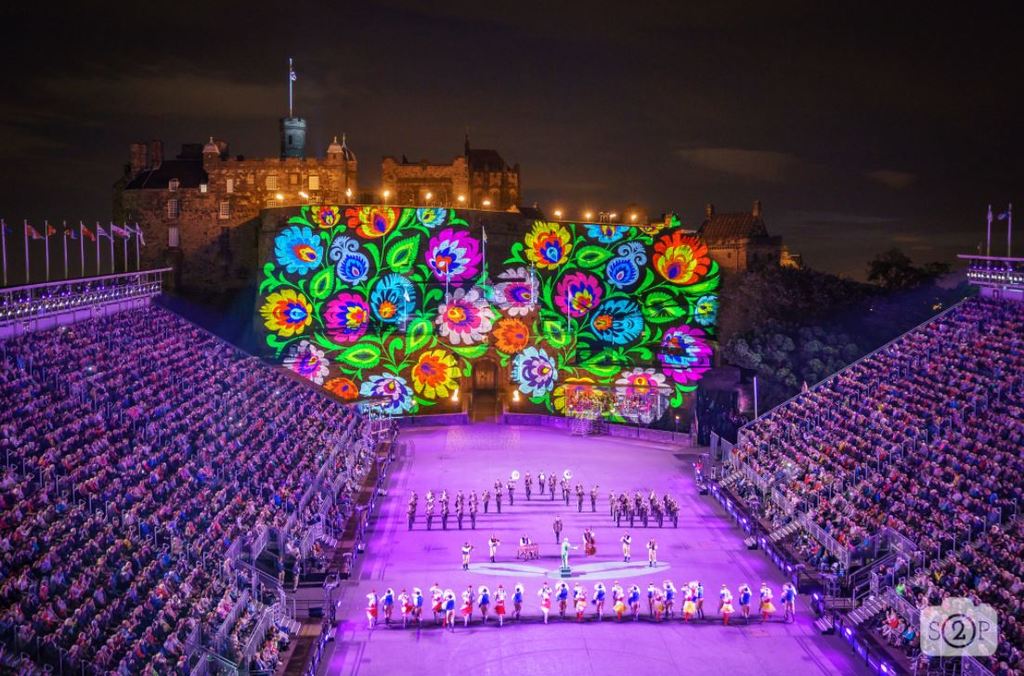 Společné vystoupení VUS Ondráš a Ústřední hudby AČR na edinburghském hradě.