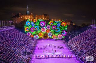 Společné vystoupení VUS Ondráš a Ústřední hudby AČR na edinburghském hradě.