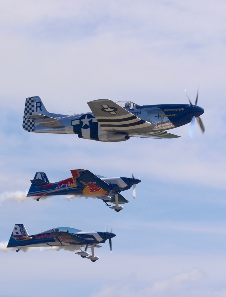 Společný let legendárního P-51 Mustang a akrobatických speciálů