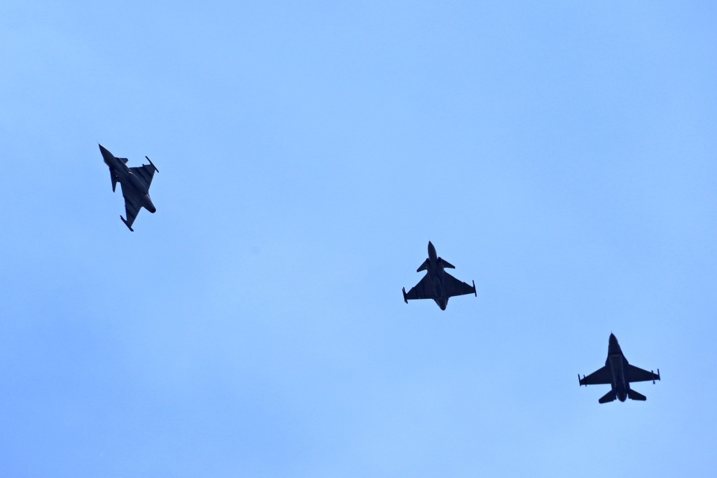 Společný průlet F-16 a Gripenů