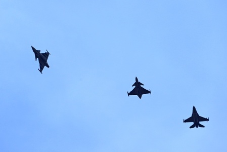 Společný průlet F-16 a Gripenů