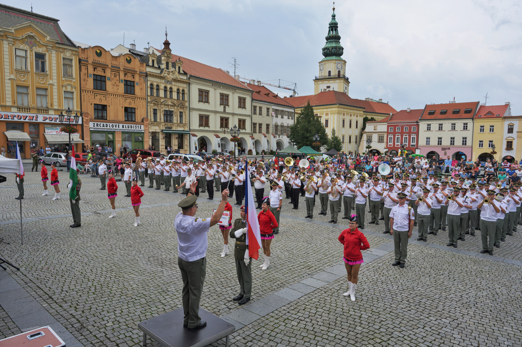 Společný zahajovací nástup všech účinkujících na náměstí v Kroměříži.