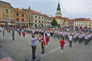 Společný zahajovací nástup všech účinkujících na náměstí v Kroměříži.