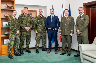 Společná forografie z uvedení kapitána v záloze Zdeňka Poula do galerie hrdinů