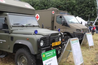 Stará sanitka Land Rover vedle nového LZTOP na podvozku Iveco