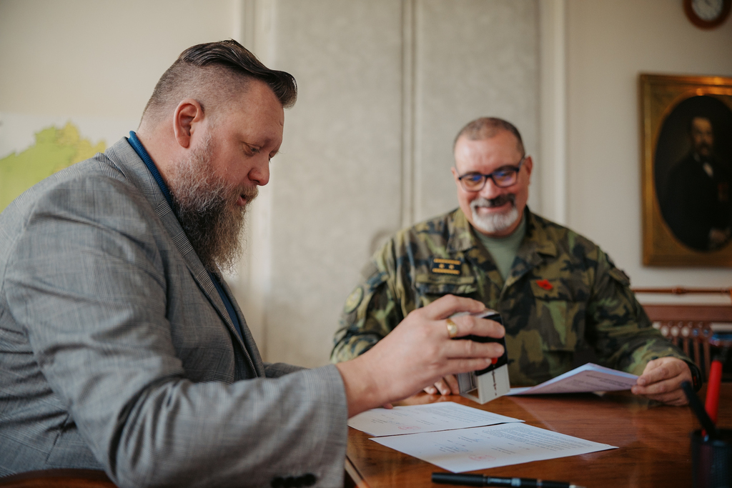 Starosta Příbrami Jan Konvalinka (vlevo) podepisuje memorandum