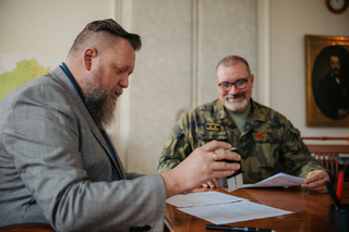 Starosta Příbrami Jan Konvalinka (vlevo) podepisuje memorandum