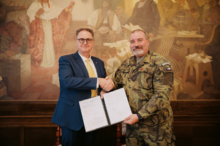 Starosta Rokycan Tomáš Rada (vlevo) a genmjr. Pavel Lipka 