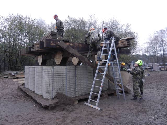 Stavba pozorovacího stanoviště na základně Vught