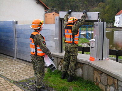 Ženisté z aktivní zálohy stavěli protipovodňové zábrany na Lužnici