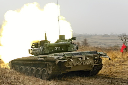 Tankisté stříleli na terč ze dvou kilometrů