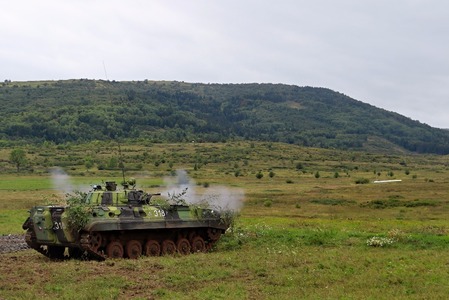 Střelba z 30mm kanónu BVP-2