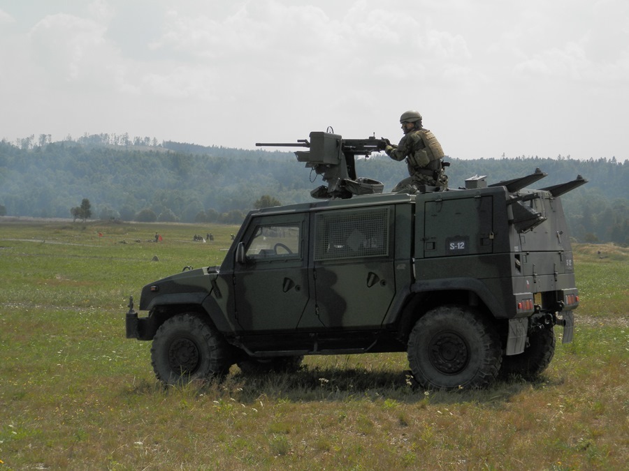střelba z hlavní zbraně 11. SR BAF