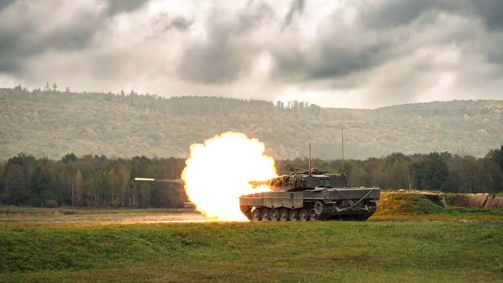 Střelby z Lepard 2A4 v rámci kurzu osádek