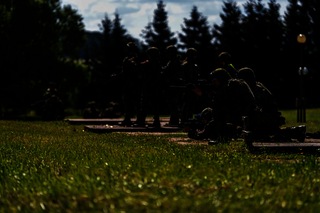 Studenti procvičují střelbu z útočné pušky