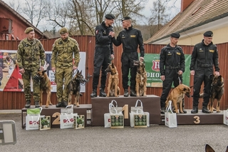 Obě kategorie i post absolutního vítěze ovládli psovodi a psi z Vojenské policie. Absolutním vítězem a také nejlepší dvojicí z pohledu poslušnosti se stal nadrotmistr Martin Remsa a Becky z VP Tábor.