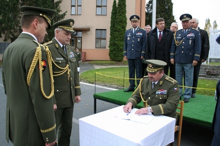 Stvrzení předání funkce podpisem