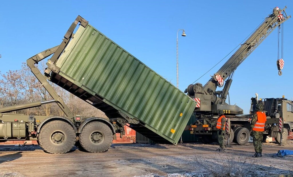 T 815 (H-rám) při vykládání kontejneru 