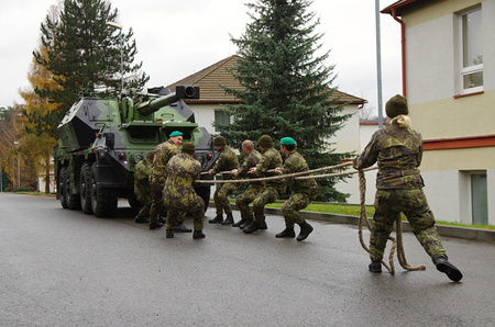 Výročí založení pluku oslavili dělostřelci tažením 30 tunové houfnice
