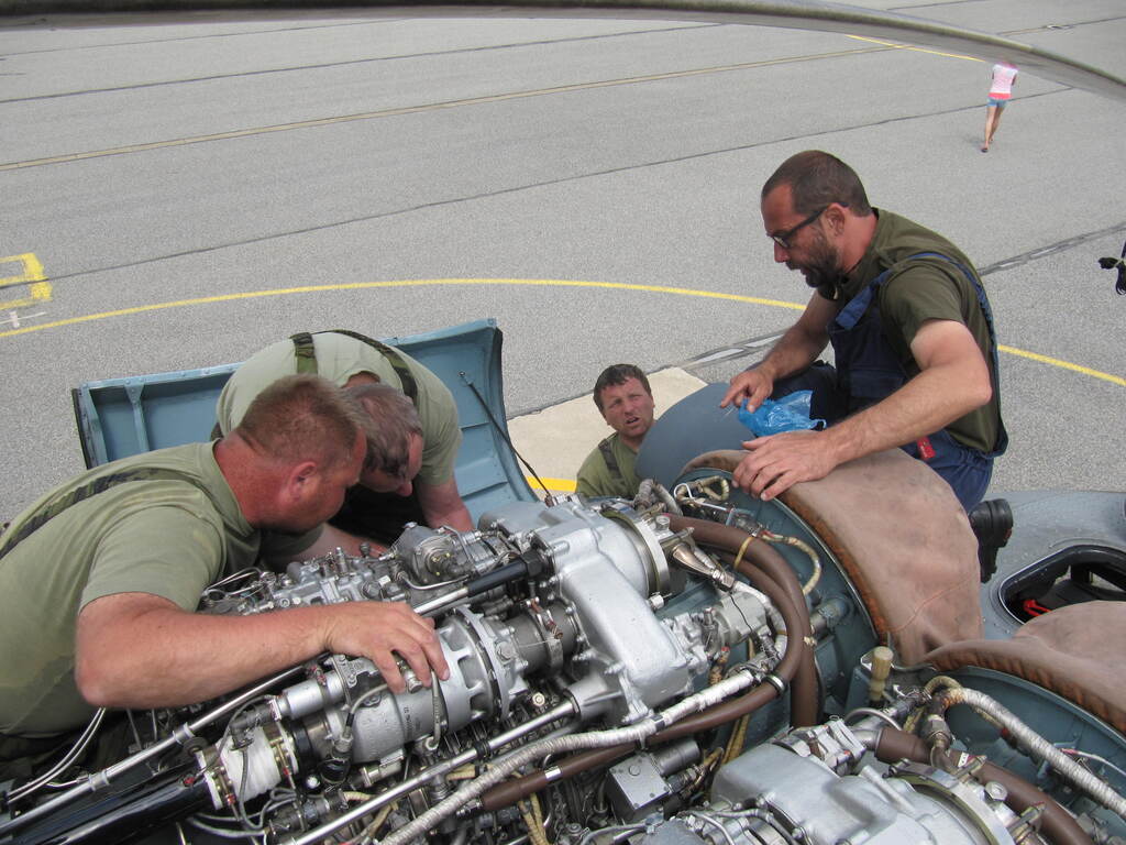 Technický personál při opravě vrtulníku Mi-171Š