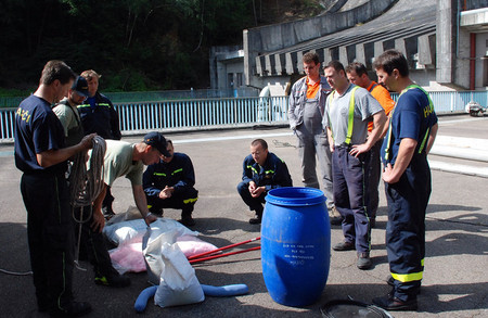 Hasiči z 22. základny letectva cvičili použití norné stěny