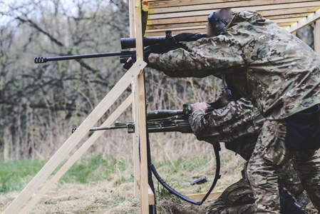 Soutěžící stříleli i z dalších nestandardních či vynucených poloh – střech, pozorovatelen, žebříků, bunkrů a dalších