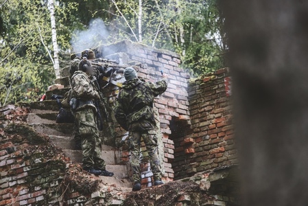 Soutěžící museli vybíhat po vyznačených trasách do kopců, v krátkém časovém okamžiku vyhledávat cíle v neznámé vzdálenosti a eliminovat je