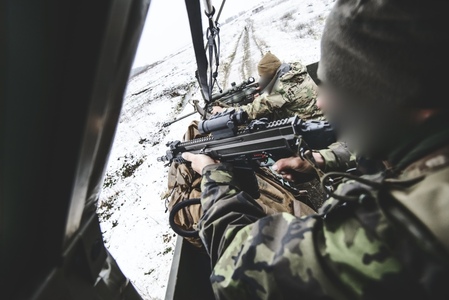 Účastníci si v průběhu soutěže vyzkoušeli i střelbu z jedoucího auta