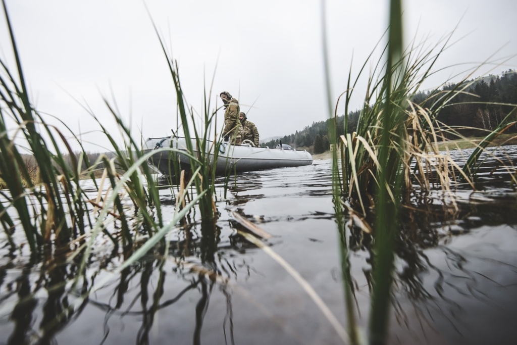 Jednou z největších střeleckých výzev se stala střelba z jedoucího člunu na vodním cvičišti Loutka