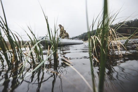 Jednou z největších střeleckých výzev se stala střelba z jedoucího člunu na vodním cvičišti Loutka