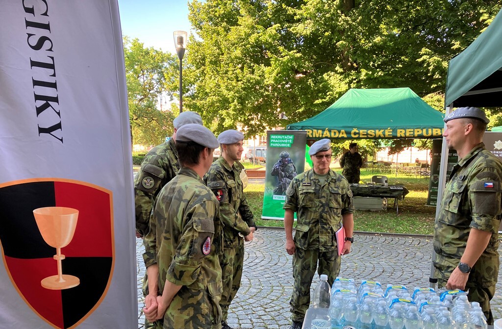 Tiskové konference se zúčastnil brigádní generál Bielený 