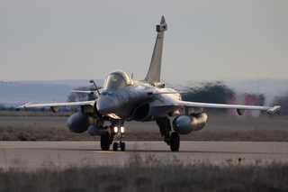 Francouzský Rafale pojíždí po přistání 