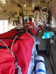 transport zraněné na palubě vrtulníku do nemocnice