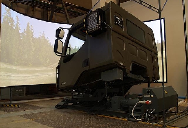 Na novém trenažéru vozidla Tatra 810 může cvičící řidič vnímat nejen nerovnosti terénu, ale i případný smyk vozidla.