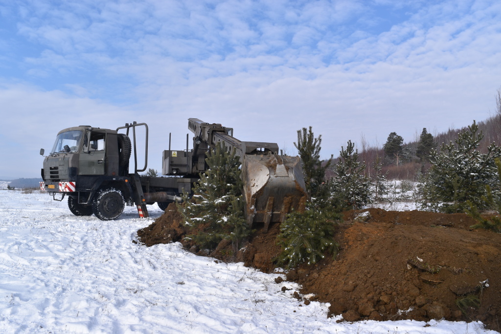 Budování prostoru obrany - okop pro tank