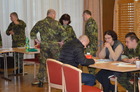 U příjmu nechyběla ani plukovnice Šmerdová v rozhovru se zástupcem velitele VeV-VA plk.Honzákem (vpravo)