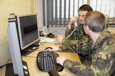 Vojáci nacvičovali i evakuaci dětí, které uvízly na táboře