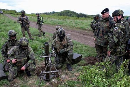 Velitel 37. mechanizované brigády německé armády u červených baretů na Doupově