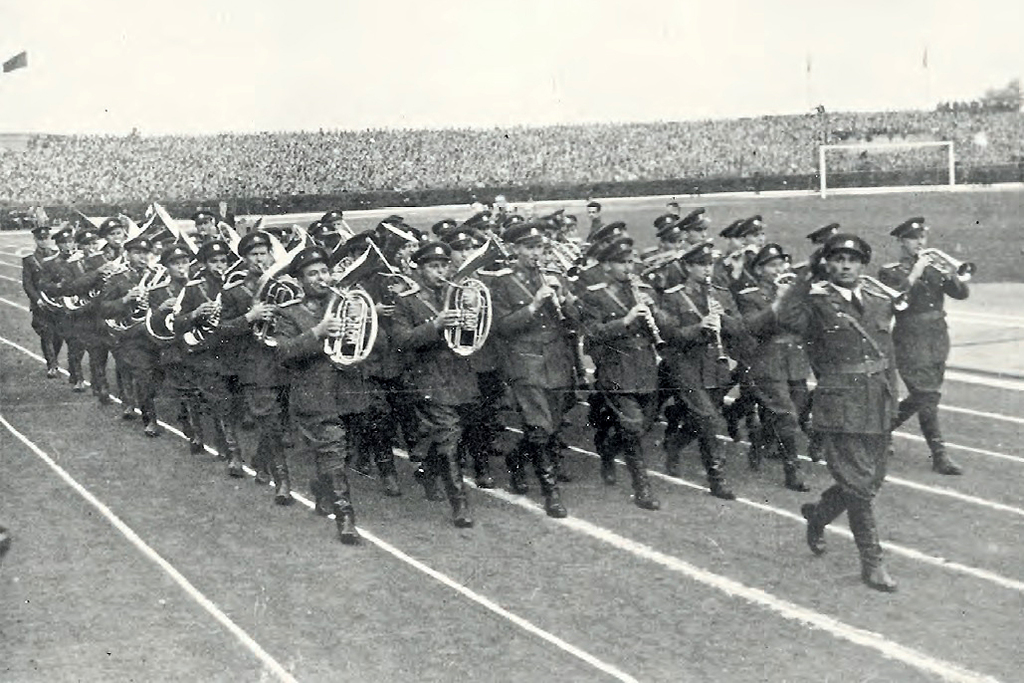 Ústřední hudba čs. armády při zahájení fotbalového utkání Československo-Maďarsko v roce 1953.