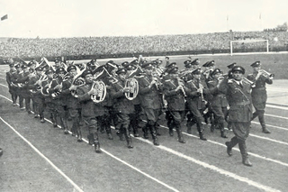 Ústřední hudba čs. armády při zahájení fotbalového utkání Československo-Maďarsko v roce 1953.