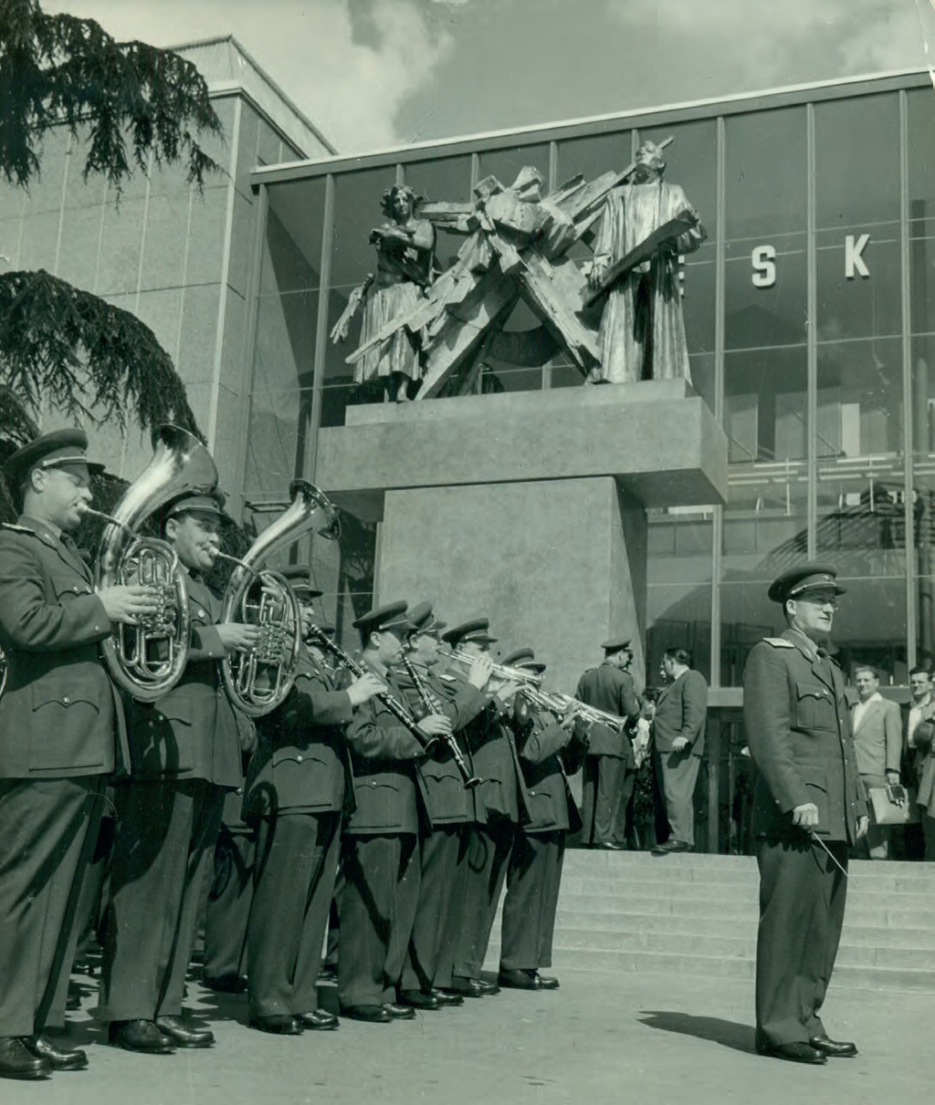 Ústřední hudba před československým pavilonem EXPO 1958 v Bruselu. Za svůj výkon si hudebníci odvezli medaili od belgické Královny matky.