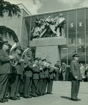 Ústřední hudba před československým pavilonem EXPO 1958 v Bruselu. Za svůj výkon si hudebníci odvezli medaili od belgické Královny matky.